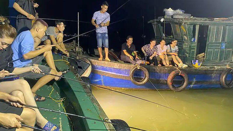 Câu Mực Tại Cửa Lò Buổi Tối Trên Biển với Ngư Dân