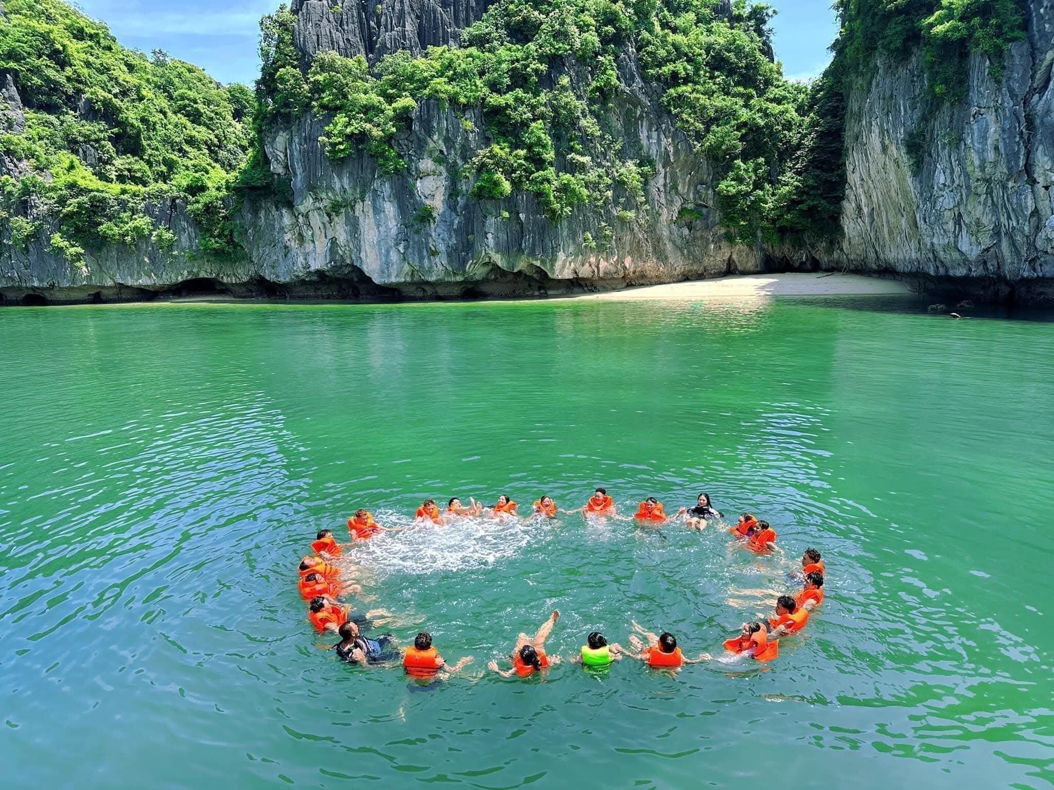Tour Ngắm Bình Minh Vịnh Lan Hạ Tàu Hồng Vân - Cát Bà